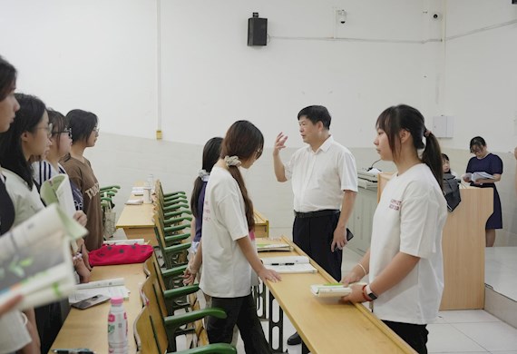 校领导深入教学一线开展新学期教学检查工作