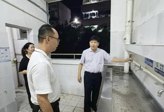 校领导连夜检查新生宿舍 以“满格”责任心守护新生入学“安居线”