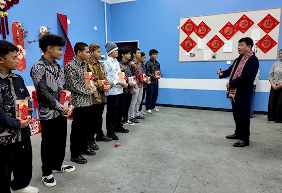 情暖新春 山歌传情 ——韦伟松书记亲切看望慰问留学生