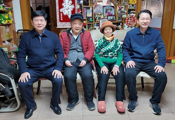 新春走访慰问老校长，共话学校发展情 ——韦伟松、黄绍光走访慰问田景章老校长