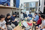 韦伟松深夜深入宿舍走访 暖心关怀护航学子顺利开启新学期
