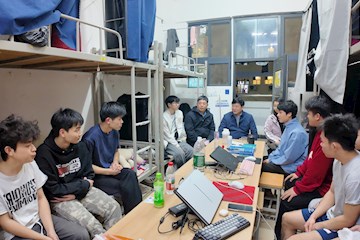 韦伟松深夜深入宿舍走访 暖心关怀护航学子顺利开启新学期