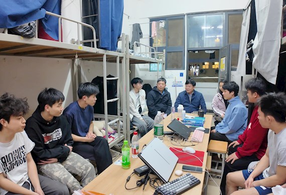 韦伟松深夜深入宿舍走访 暖心关怀护航学子顺利开启新学期