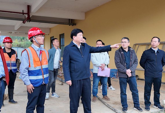 韦伟松实地视察新校区施工现场 为边坡支护及项目建设按下“加速键”